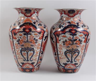1 Paar Imari Vasen, - Antiques and Paintings