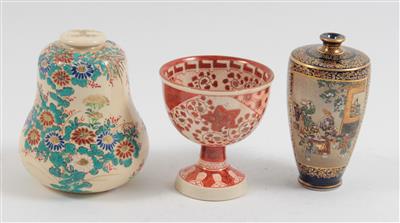 1 Vase, 1 Deckelgefäß, 1 Fußschale, - Saisonabschluß-Auktion Bilder Varia, Antiquitäten, Möbel, Teppiche und Design