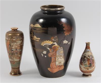 2 kleine Satsuma Vasen, 1 Metall-Vase, - Antiques and Paintings