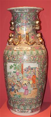Große Famille rose Bodenvase, - Antiques and Paintings