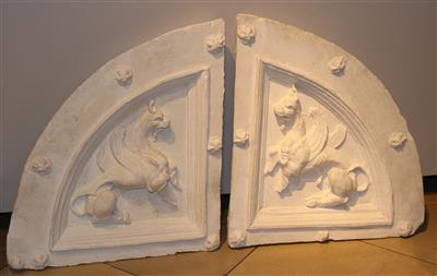 1 Paar kreissegmentförmige Gipsrelieftafeln in Form von geflügelten Löwen, - Saisonabschluß-Auktion Bilder, Möbel und Antiquitäten