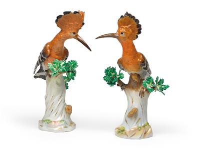Paar Wiedehopf auf Baumstamm sitzend mit Eichenblättern, - Möbel und dekorative Kunst, Skulpturen und Antiquitäten, Glas und Porzellan