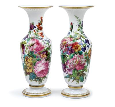 Paar Vasen mit prachtvollen Blumenmalereien, - Möbel und dekorative Kunst, Skulpturen und Antiquitäten, Glas und Porzellan
