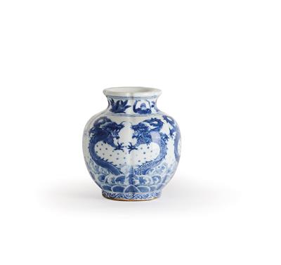 A Blue and White Vase, China, Underglaze Blue Four-Character Mark Chenghua in a Double Square, Qing Dynasty - Antiquariato e mobili