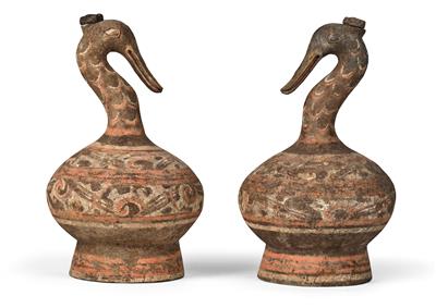 2 Weinkannen jeweils in Form einer Gans, China, Han Dynastie, - Asiatika, Antiquitäten und Möbel