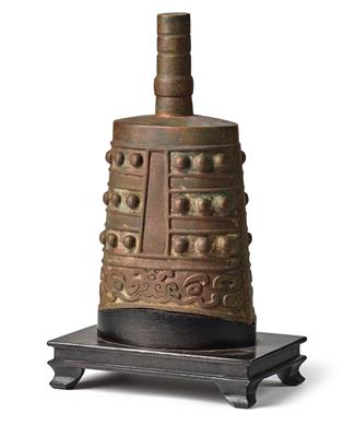Bronze bell in archaic style, China, Qing Dynasty - Asiatics, Works of Art and furniture