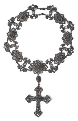 An iron cast necklace, - Mobili