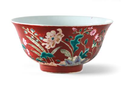 Famille rose bowl with coral ground, China, blue four-character mark Kangxi, Republic period, - Asiatics, Works of Art and furniture
