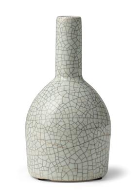 Bottle-shaped vase with Ge glaze, China, Qing Dynasty, - Mobili