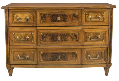 A chest of drawers, - Asiatics, Works of Art and furniture