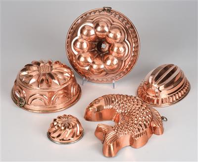 Mixed lot: baking and pie moulds, - Mobili