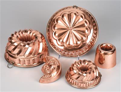 Mixed lot: baking and pie moulds, - Mobili