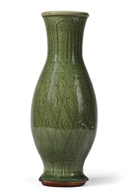 Longquan celadon glazed vase, China, late Ming/early Qing dynasty, - Asiatics, Works of Art and furniture