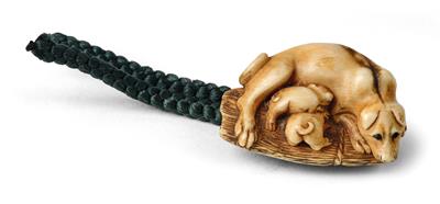 Netsuke einer säugenden Hündin mit zwei Welpen, Japan, Edo Zeit, 19. Jh., signiert - Asiatika, Antiquitäten und Möbel