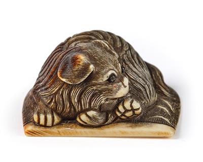 An ivory netsuke of a lying dog, Japan, 19th century, - Mobili