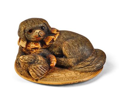 An ivory netsuke of a lying dog and Fukura Suzume on a mirror, Japan, 19th century, - Asiatics, Works of Art and furniture
