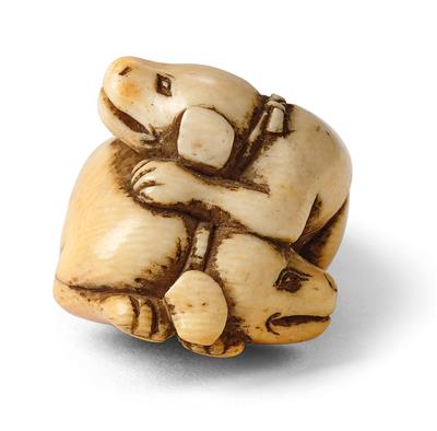 An ivory netsuke of two dogs, Japan, 18th century - Asiatics, Works of Art and furniture