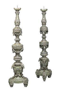A pair of decorative floor candlesticks, - Mobili