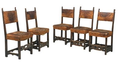 Satz von 5 leicht variierenden Renaissancestühlen, - Asiatika, Antiquitäten und Möbel