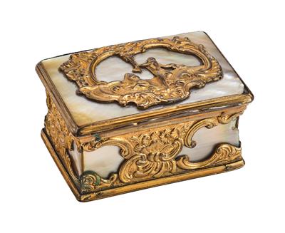 A snuff box, - Asiatics, Works of Art and furniture