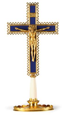 A free-standing crucifix, - Mobili