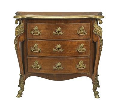 A dainty chest of drawers, - Asiatics, Works of Art and furniture