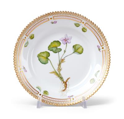 A Flora Danica Bread Plate, “Viola palustris L.”, - Antiquariato
