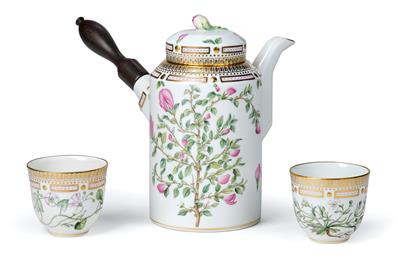 A Flora Danica Chocolate Jug with Cover and Wooden Handle, “Ononis spinosa Müll.”, and 2 Small Cups “Stellaria groenlandica Retz.” “Convolvonus arv. v. parv. Lge.”, - Antiquariato