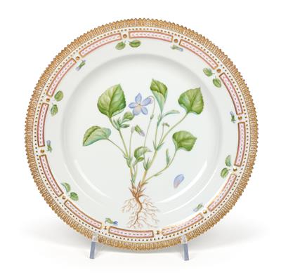 A Flora Danica Soup Plate ‘Viola Canina Horn’, - Antiquariato