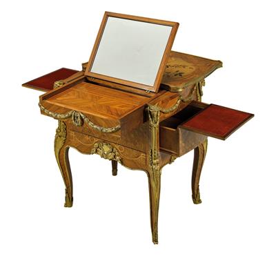 Niedriges raffiniertes Verwandlungskästchen im Régencestil, sog. table à écrire, - Möbel und Antiquitäten