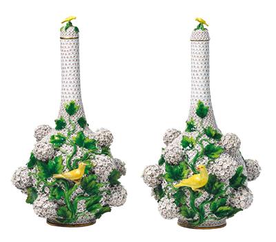 Paar Flaschen-Vasen mit Deckeln und Schneeballblütenbesatz, - Möbel und Antiquitäten