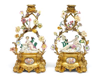 Paar Kerzenleuchter mit vergoldeter Bronze-Montierung und Porzellan-Blüten, - Möbel und Antiquitäten