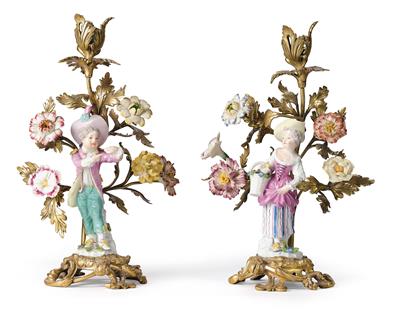 Paar Kerzenleuchter mit vergoldeter Bronze-Montierung und Porzellan-Blüten, - Möbel und Antiquitäten