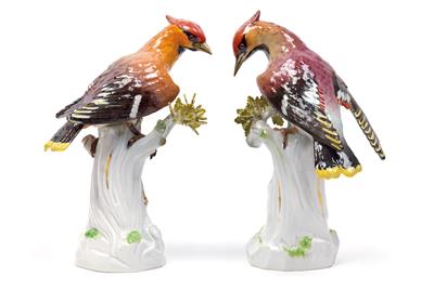 Paar Seidenschwanz-Vögel sitzen auf Eichstamm mit Blättern, - Möbel und Antiquitäten