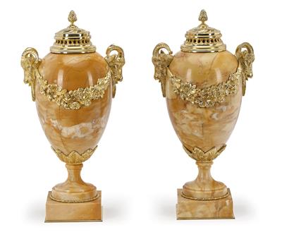 A Pair of Decorative Vases - Works of Art