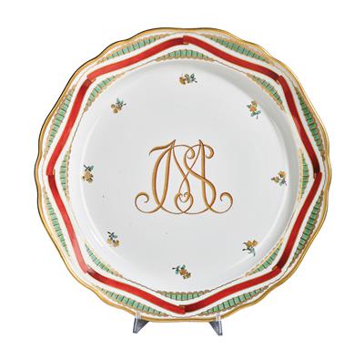 Prächtige Platte mit gelegtem roten Band und gold-rot ligiertem Monogramm JMCS, - Möbel und Antiquitäten