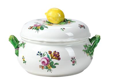 A Round Soup Tureen with Cover and Lemon Finial, - Starožitnosti