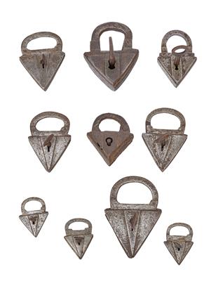 Serie von 10 unterschiedlich kleinen gotischen Vorhang- bzw. Dreieckschlössern, - Möbel und Antiquitäten