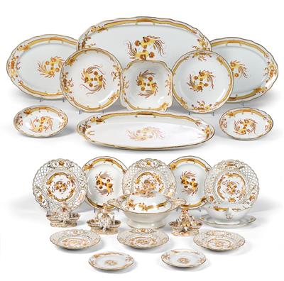 A Dinner Service with “Yellow Court Dragon” Décor, - Antiquariato