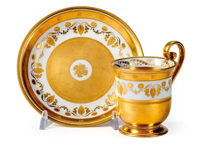 Tasse und Untertasse mit Golddekoren, - Möbel und Antiquitäten