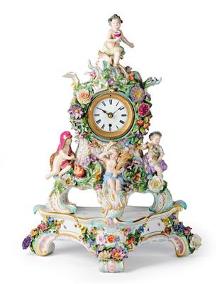Uhrgehäuse mit den “Vier Jahreszeiten” Frühling, Sommer Herbst und Winter sowie Sockel, - Möbel und Antiquitäten