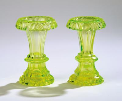 Paar kleine Uranglas-Vasen, Böhmen, Mitte 19. Jh., - Eine Steirische Sammlung  I