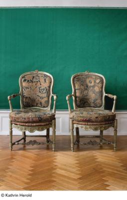 Seltenes Paar von kleinen spätbarocken Armlehnstühlen, - La Collezione di Otto von Mitzlaff