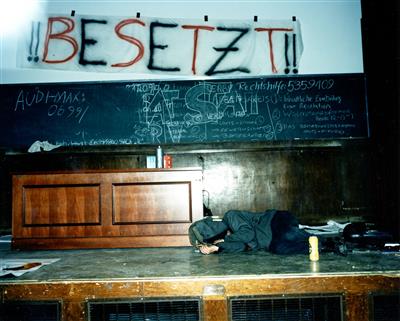 Lisl PONGER, Demonstration gegen Schwarz-Blau, 2000 - Charitativní aukce současného umění ve prospěch SOS MITMENSCH