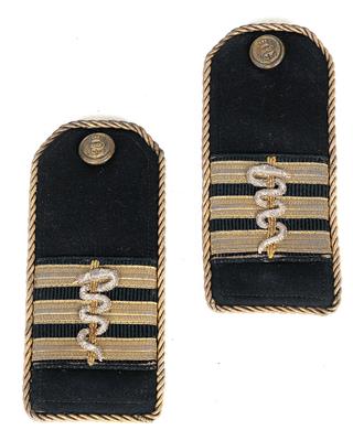 Paar Achselstücke zur weißen und Messjacke eines Linienschiffsarztes - Antique Arms, Uniforms and Militaria