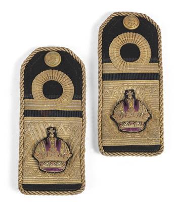 Paar Achselstücke zur weißen und zur Messjacke eines Konteradmirals - Historische Waffen, Uniformen, Militaria