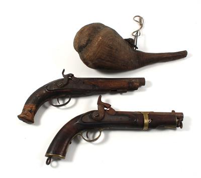 Konvolut von 2 Pistolen und einer Pulverflasche, - Historische Waffen, Uniformen, Militaria