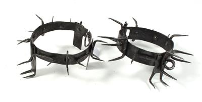 Zwei Halsbänder für Jagdhunde aus Schmiedeeisen, - Historische Waffen, Uniformen, Militaria