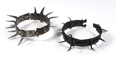 Zwei Halsbänder für Jagdhunde aus Schmiedeeisen, - Historische Waffen, Uniformen, Militaria