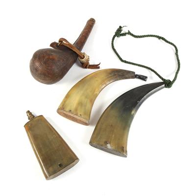 Konvolut von vier Pulverflaschen, - Historische Waffen, Uniformen, Militaria
